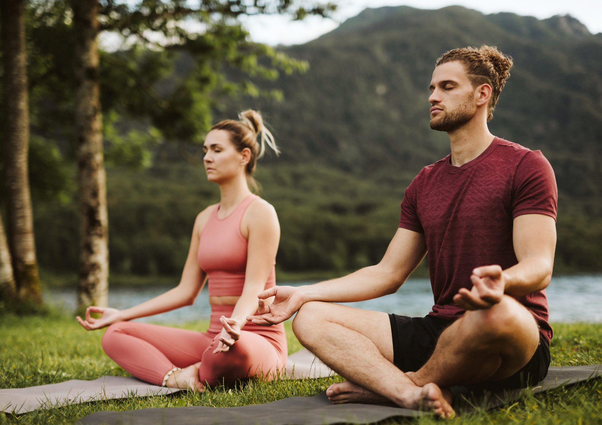 Couple faisant du yoga