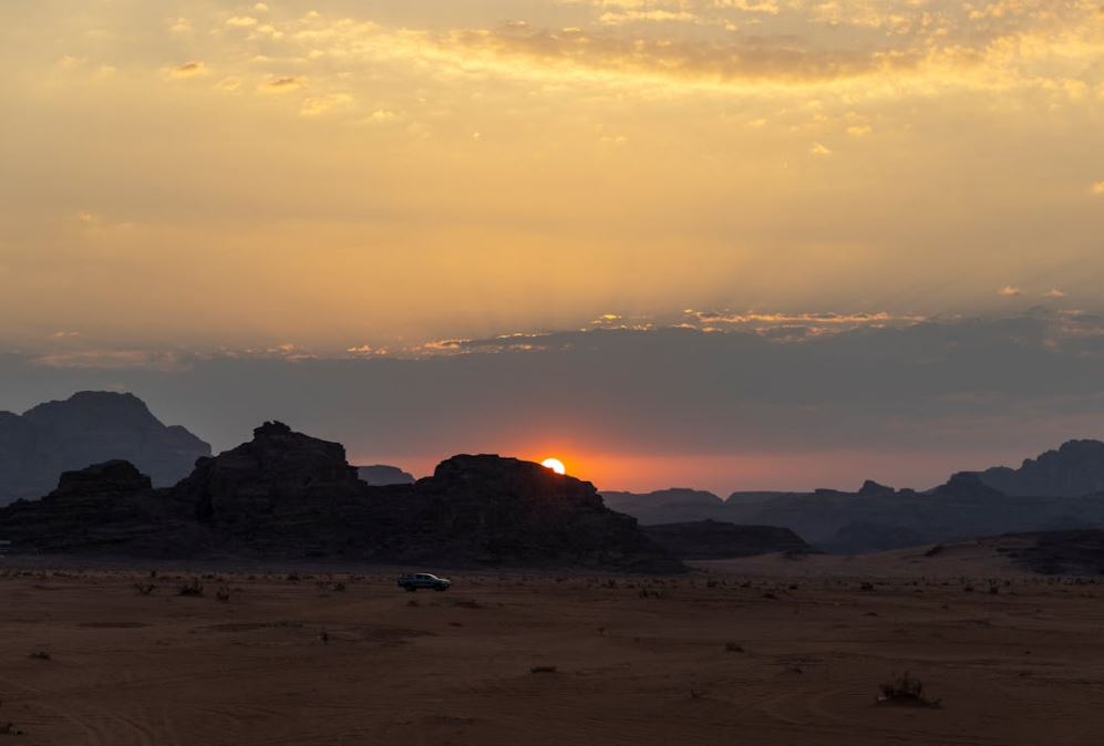 Couple dans le désert marocain