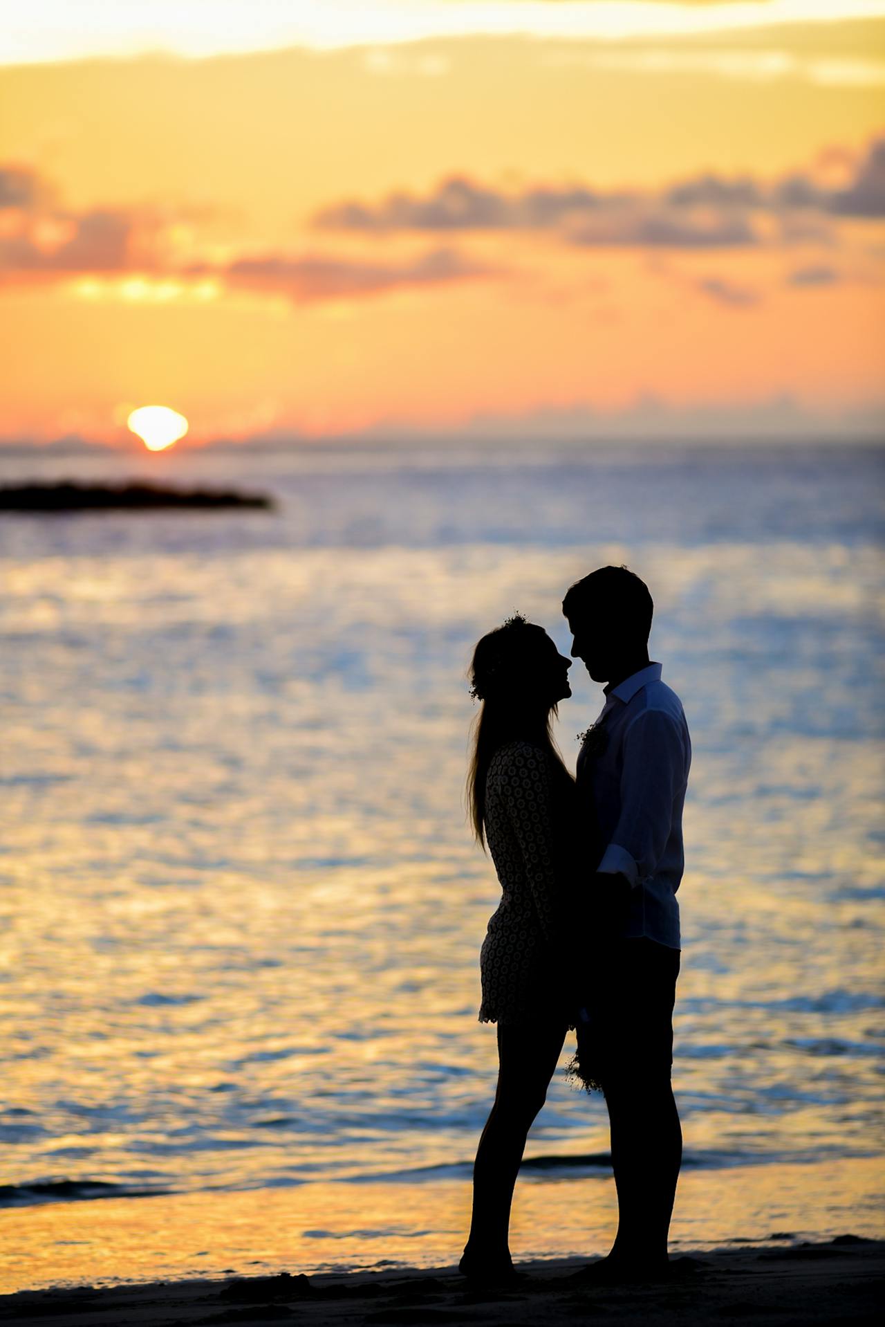 Couple méditant dans un cadre naturel apaisant